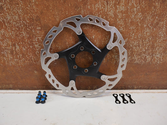 Bremsscheibe von Shimano, SHIMANO DEORE XT SM-RT76 BREMSSCHEIBE 160MM 6-LOCH EDELSTAHL vor USEDBIKES-OB.DE Hintergrund