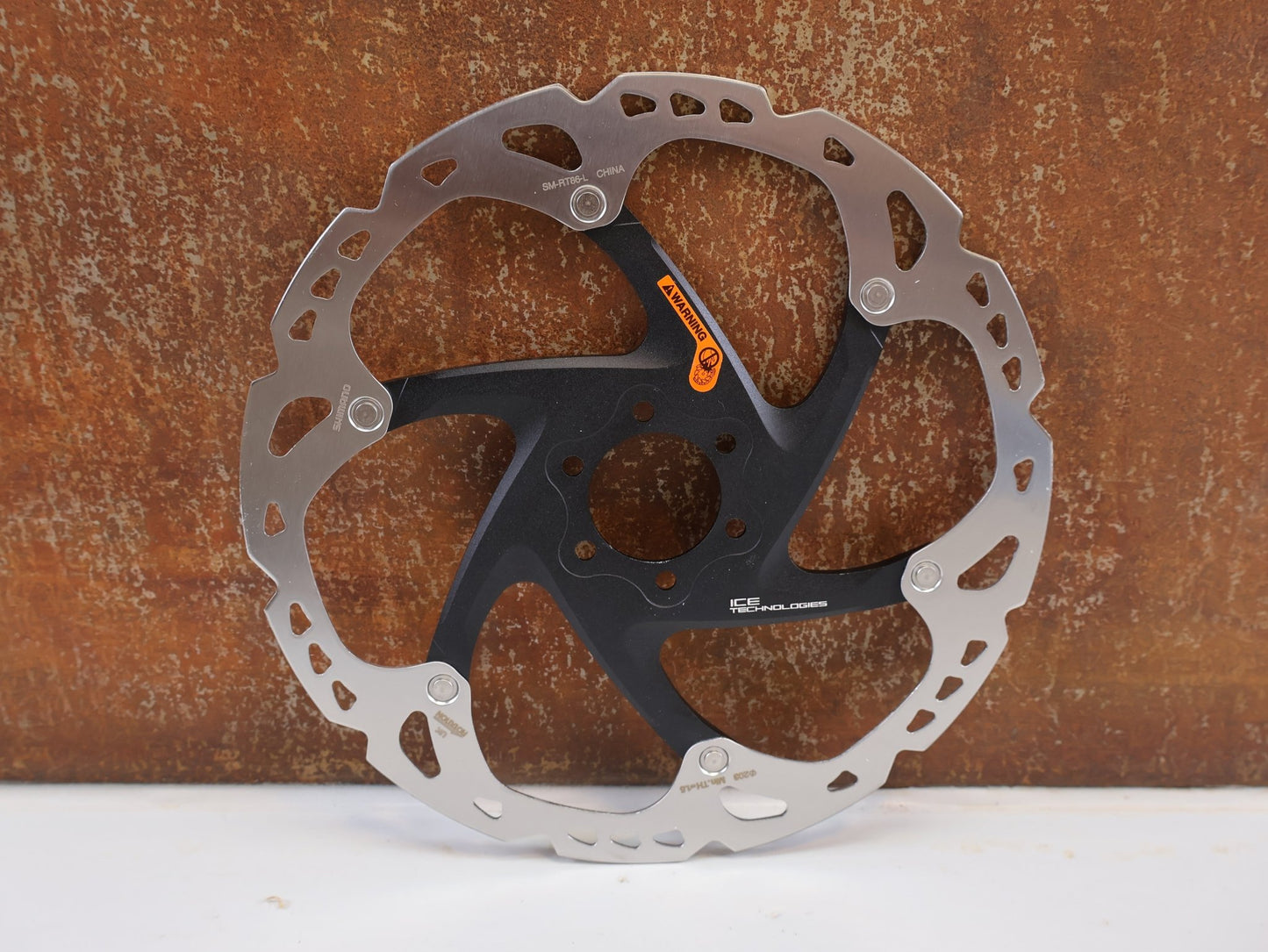 Bremsscheibe von Shimano, SHIMANO DEORE XT SM - RT86 BREMSSCHEIBE / 6 - LOCH / 203MM / ICE - TECH / ESMRT86L2 vor USEDBIKES - OB.DE Hintergrund