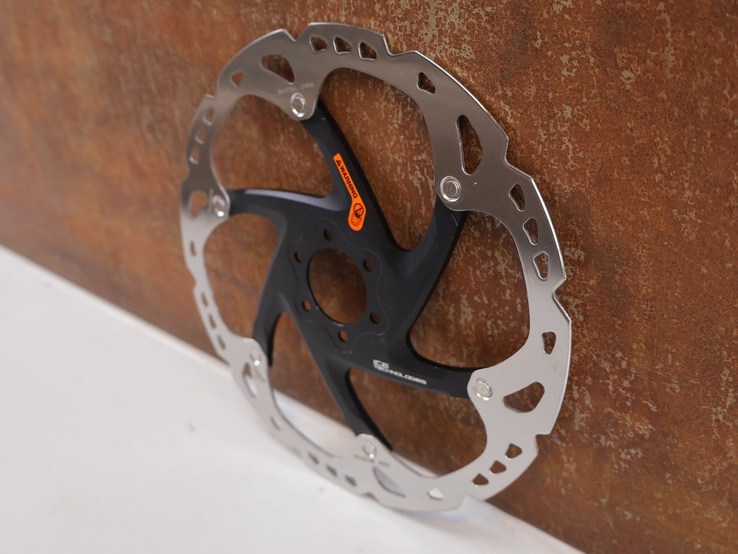 Bremsscheibe von Shimano, SHIMANO DEORE XT SM - RT86 BREMSSCHEIBE / 6 - LOCH / 203MM / ICE - TECH / ESMRT86L2 vor USEDBIKES - OB.DE Hintergrund