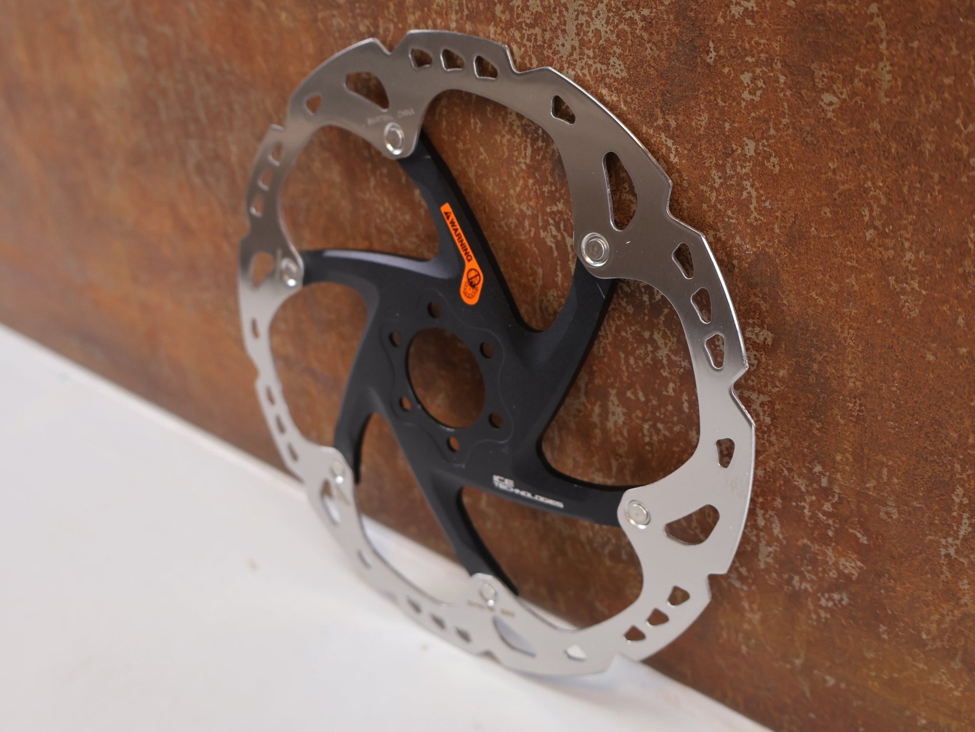 Bremsscheibe von Shimano, SHIMANO DEORE XT SM - RT86 BREMSSCHEIBE / 6 - LOCH / 203MM / ICE - TECH / ESMRT86L2 vor USEDBIKES - OB.DE Hintergrund