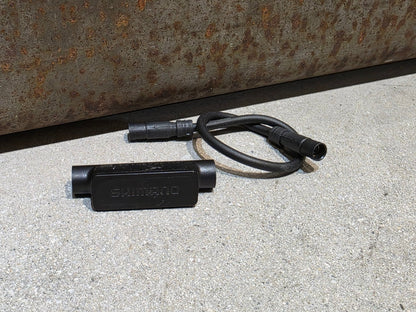 Di2 Weiche von Shimano, SHIMANO DI2 EW - WU111 ANT+ & BLOOTOOTH SENDER + EW - SD50 150MM vor USEDBIKES - OB.DE Hintergrund