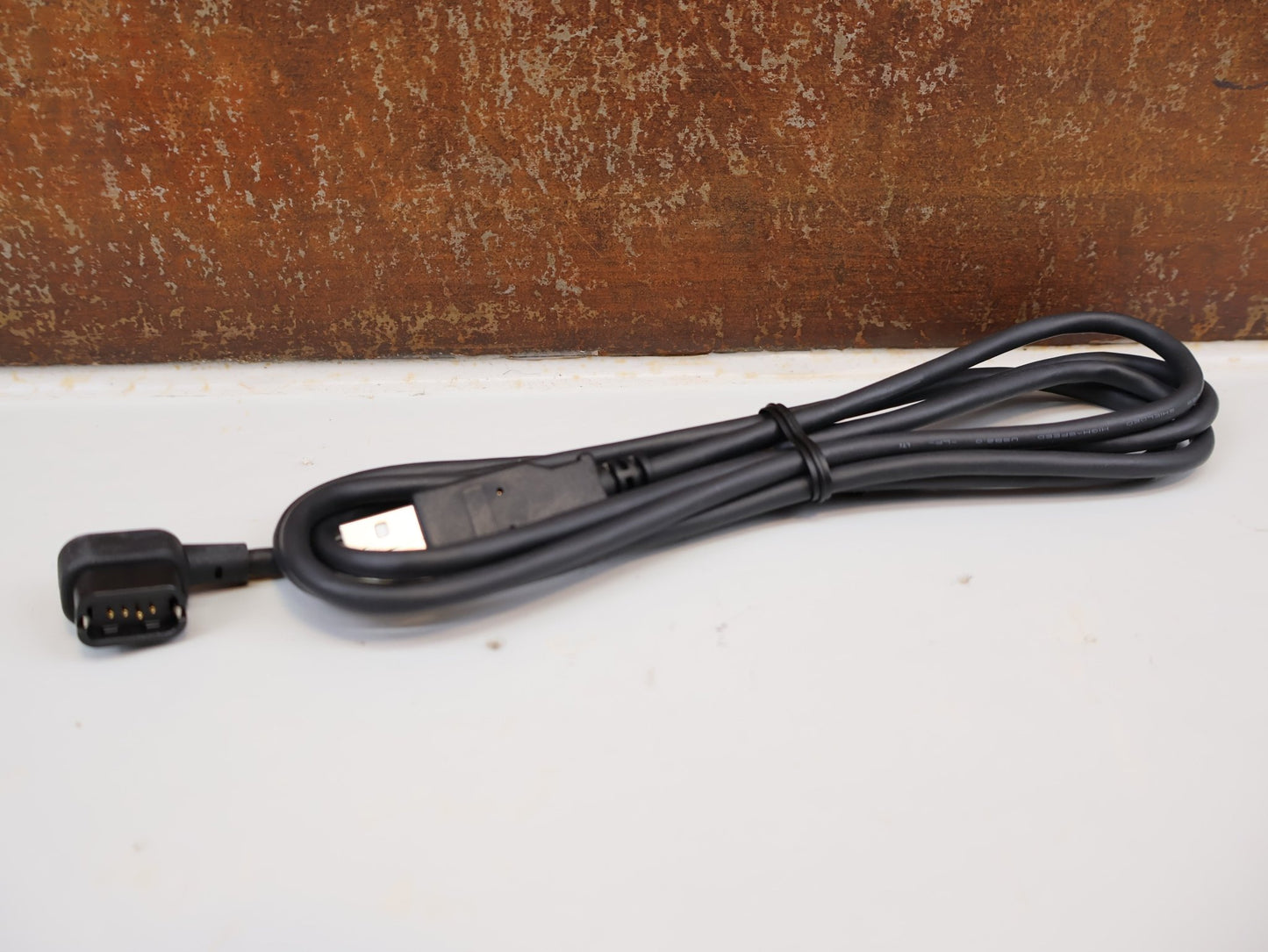 Di2 Ladekabel von Shimano, SHIMANO DI2 LADEKABEL EW - EC300 / 1500MM / FÜR 12 - FACH DI2 BT - DN300 vor USEDBIKES - OB.DE Hintergrund