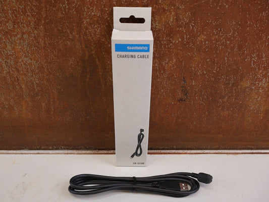 Di2 Ladekabel von Shimano, SHIMANO DI2 LADEKABEL EW EC300 1500MM FUER AKKU BT DN300 R9200 vor USEDBIKES-OB.DE Hintergrund