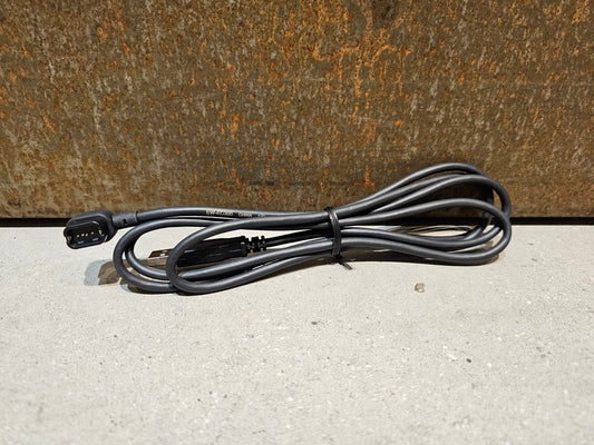 Di2 Ladekabel von Shimano, SHIMANO DI2 LADEKABEL EW - EC300 INTERN vor USEDBIKES - OB.DE Hintergrund