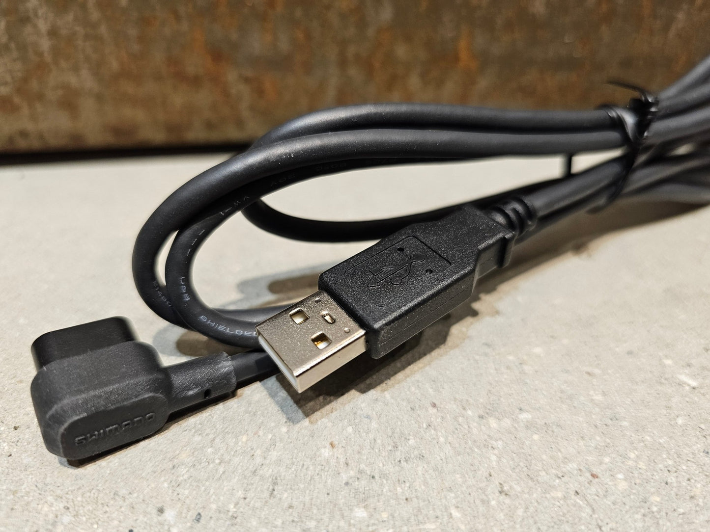 Di2 Ladekabel von Shimano, SHIMANO DI2 LADEKABEL EW - EC300 INTERN vor USEDBIKES - OB.DE Hintergrund