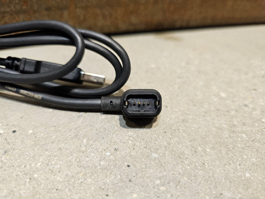 Di2 Ladekabel von Shimano, SHIMANO DI2 LADEKABEL EW - EC300 INTERN vor USEDBIKES - OB.DE Hintergrund