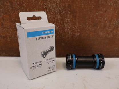 Innenlager von Shimano, Shimano Dura-Ace BB-R9100 ITA Innenlager IBBR9100I vor USEDBIKES-OB.DE Hintergrund