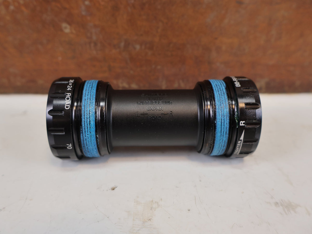 Innenlager von Shimano, Shimano Dura-Ace BB-R9100 ITA Innenlager IBBR9100I vor USEDBIKES-OB.DE Hintergrund