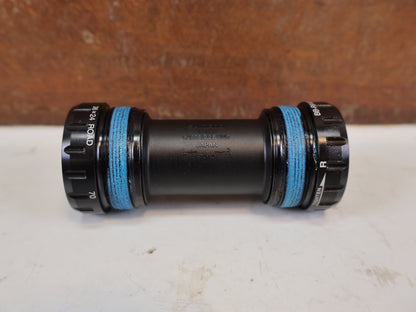 Innenlager von Shimano, Shimano Dura-Ace BB-R9100 ITA Innenlager IBBR9100I vor USEDBIKES-OB.DE Hintergrund
