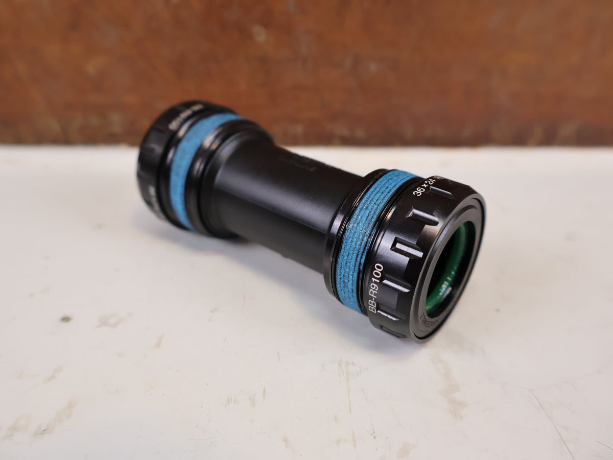 Innenlager von Shimano, Shimano Dura-Ace BB-R9100 ITA Innenlager IBBR9100I vor USEDBIKES-OB.DE Hintergrund