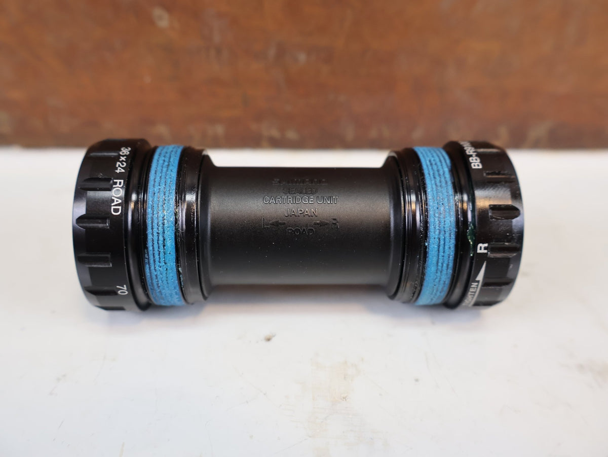Innenlager von Shimano, Shimano Dura-Ace BB-R9100 ITA Innenlager IBBR9100I vor USEDBIKES-OB.DE Hintergrund