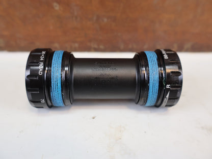 Innenlager von Shimano, Shimano Dura-Ace BB-R9100 ITA Innenlager IBBR9100I vor USEDBIKES-OB.DE Hintergrund