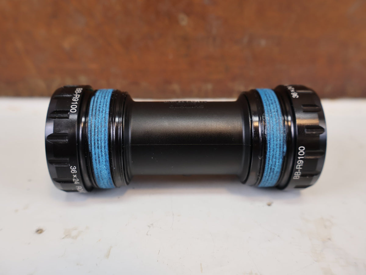 Innenlager von Shimano, Shimano Dura-Ace BB-R9100 ITA Innenlager IBBR9100I vor USEDBIKES-OB.DE Hintergrund