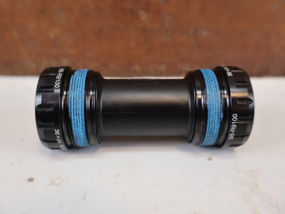 Innenlager von Shimano, Shimano Dura-Ace BB-R9100 ITA Innenlager IBBR9100I vor USEDBIKES-OB.DE Hintergrund