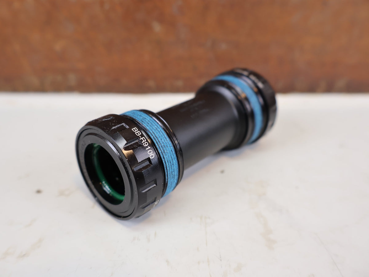 Innenlager von Shimano, Shimano Dura-Ace BB-R9100 ITA Innenlager IBBR9100I vor USEDBIKES-OB.DE Hintergrund