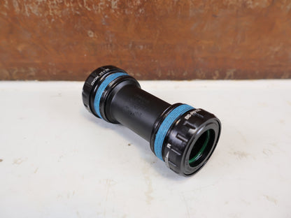 Innenlager von Shimano, Shimano Dura-Ace BB-R9100 ITA Innenlager IBBR9100I vor USEDBIKES-OB.DE Hintergrund