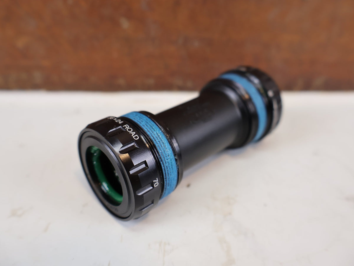 Innenlager von Shimano, Shimano Dura-Ace BB-R9100 ITA Innenlager IBBR9100I vor USEDBIKES-OB.DE Hintergrund