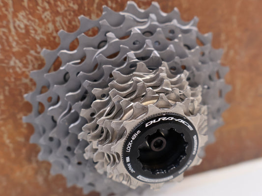 Kassette & Zahnkränze von Shimano, SHIMANO DURA - ACE CS - R9200 KASSETTE / 12 - FACH / 11 - 30 ZÄHNE / ROAD vor USEDBIKES - OB.DE Hintergrund