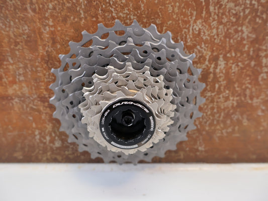 Kassette & Zahnkränze von Shimano, SHIMANO DURA-ACE CS-R9200 KASSETTE / 12-FACH / 11-30 ZÄHNE / ROAD vor USEDBIKES-OB.DE Hintergrund