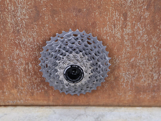 Kassette & Zahnkränze von Shimano, SHIMANO DURA - ACE CS - R9200 KASSETTE / 12 - FACH / 11 - 34 / ROAD vor USEDBIKES - OB.DE Hintergrund