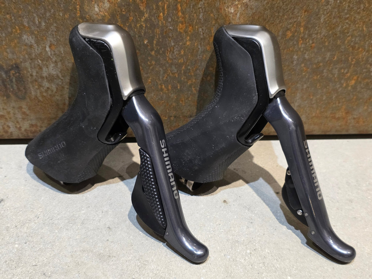 Schaltgruppen von Shimano, SHIMANO DURA ACE DI2 9070 SCHALTGRUPPE FD / RD / SHIFTER / DISC 2 X 11 FACH in variant_title vor USEDBIKES - OB.DE Hintergrund