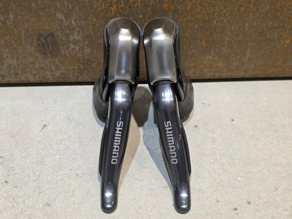 Schaltgruppen von Shimano, SHIMANO DURA ACE DI2 9070 SCHALTGRUPPE FD / RD / SHIFTER / DISC 2 X 11 FACH in variant_title vor USEDBIKES - OB.DE Hintergrund