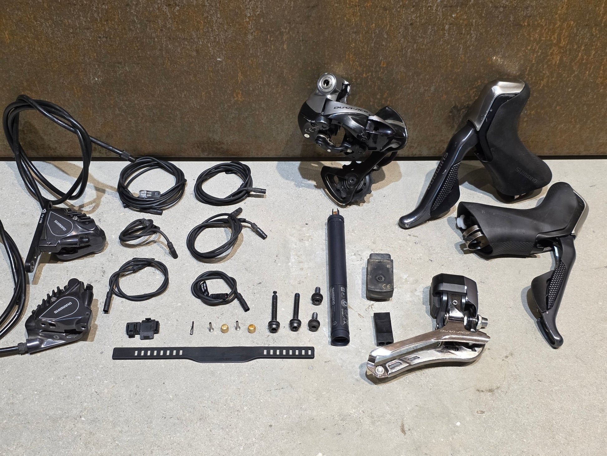 Schaltgruppen von Shimano, SHIMANO DURA ACE DI2 9070 SCHALTGRUPPE FD / RD / SHIFTER / DISC 2 X 11 FACH in variant_title vor USEDBIKES - OB.DE Hintergrund
