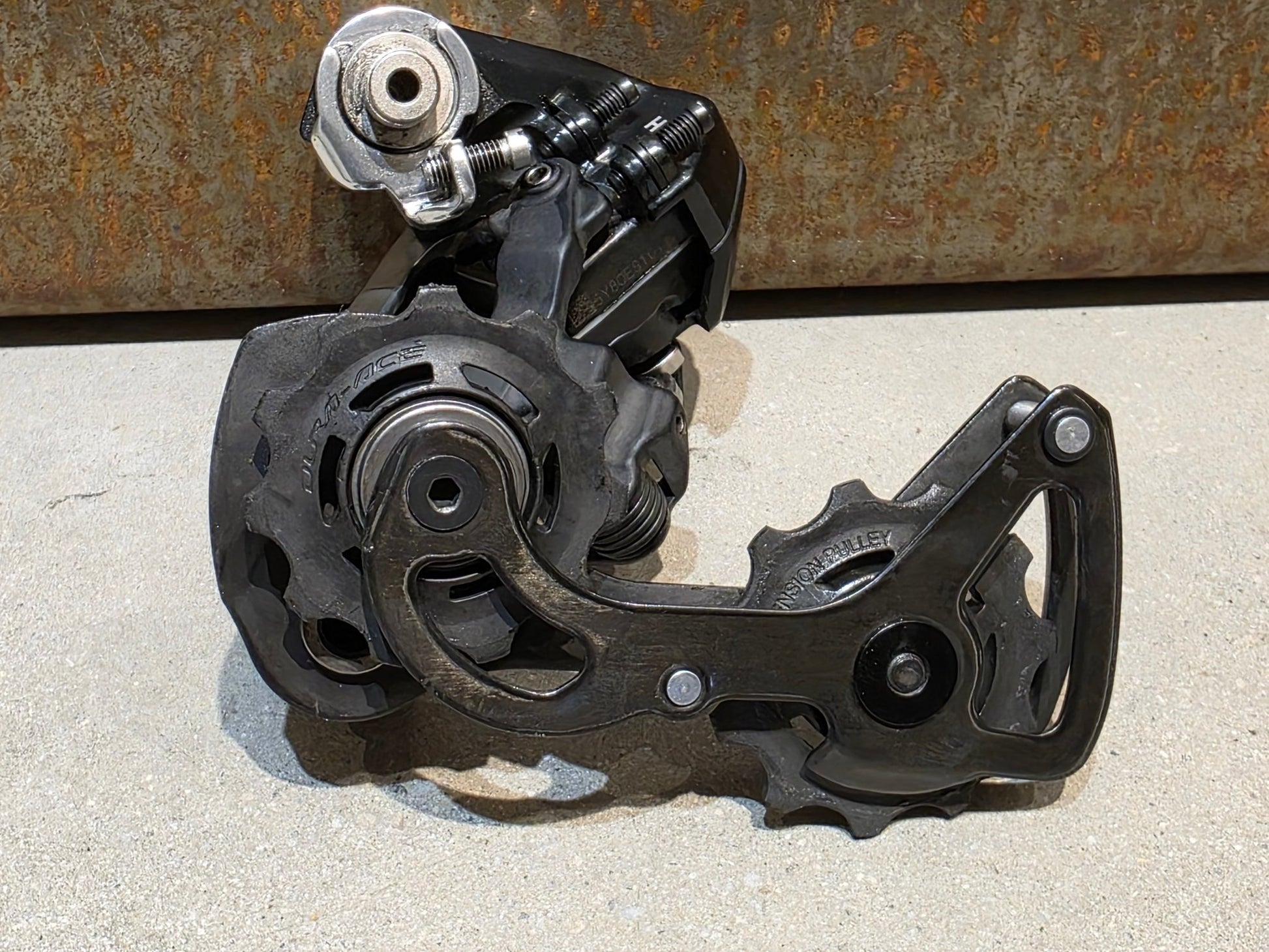 Schaltgruppen von Shimano, SHIMANO DURA ACE DI2 9070 SCHALTGRUPPE FD / RD / SHIFTER / DISC 2 X 11 FACH in variant_title vor USEDBIKES - OB.DE Hintergrund