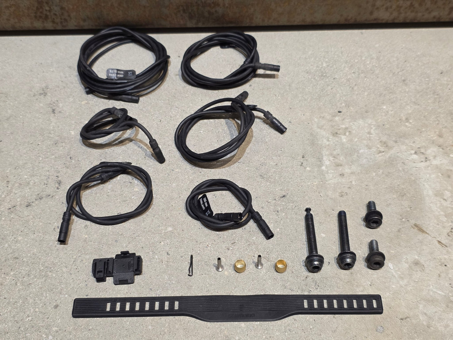 Schaltgruppen von Shimano, SHIMANO DURA ACE DI2 9070 SCHALTGRUPPE FD / RD / SHIFTER / DISC 2 X 11 FACH in variant_title vor USEDBIKES - OB.DE Hintergrund