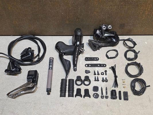 Schaltgruppen von Shimano, SHIMANO DURA ACE DI2 9150 / 9170 SCHALTGRUPPE 2 X 11 FACH vor USEDBIKES - OB.DE Hintergrund