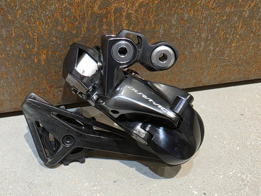 Schaltgruppen von Shimano, SHIMANO DURA ACE DI2 9150 / 9170 SCHALTGRUPPE 2 X 11 FACH vor USEDBIKES - OB.DE Hintergrund