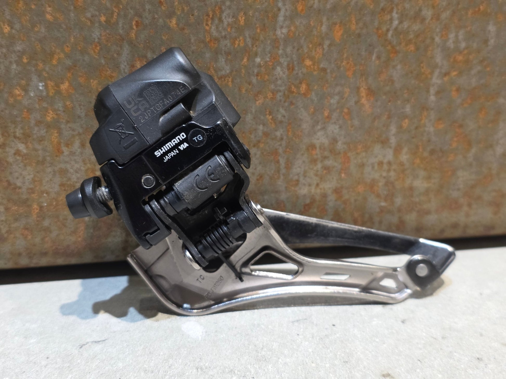 Schaltgruppen von Shimano, SHIMANO DURA ACE DI2 9270 SCHALTGRUPPE 2X12 FACH vor USEDBIKES - OB.DE Hintergrund