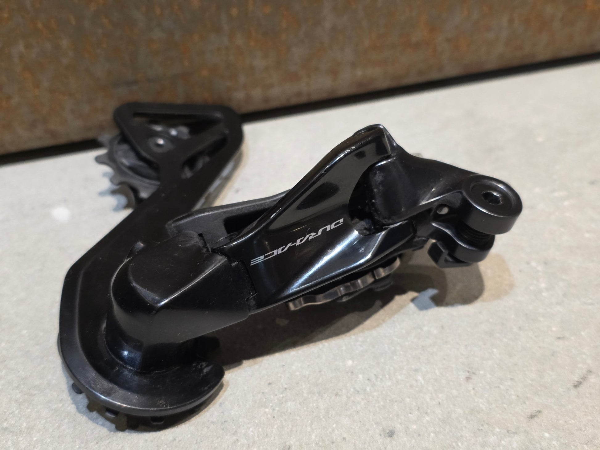 Schaltgruppen von Shimano, SHIMANO DURA ACE DI2 9270 SCHALTGRUPPE 2X12 FACH vor USEDBIKES - OB.DE Hintergrund