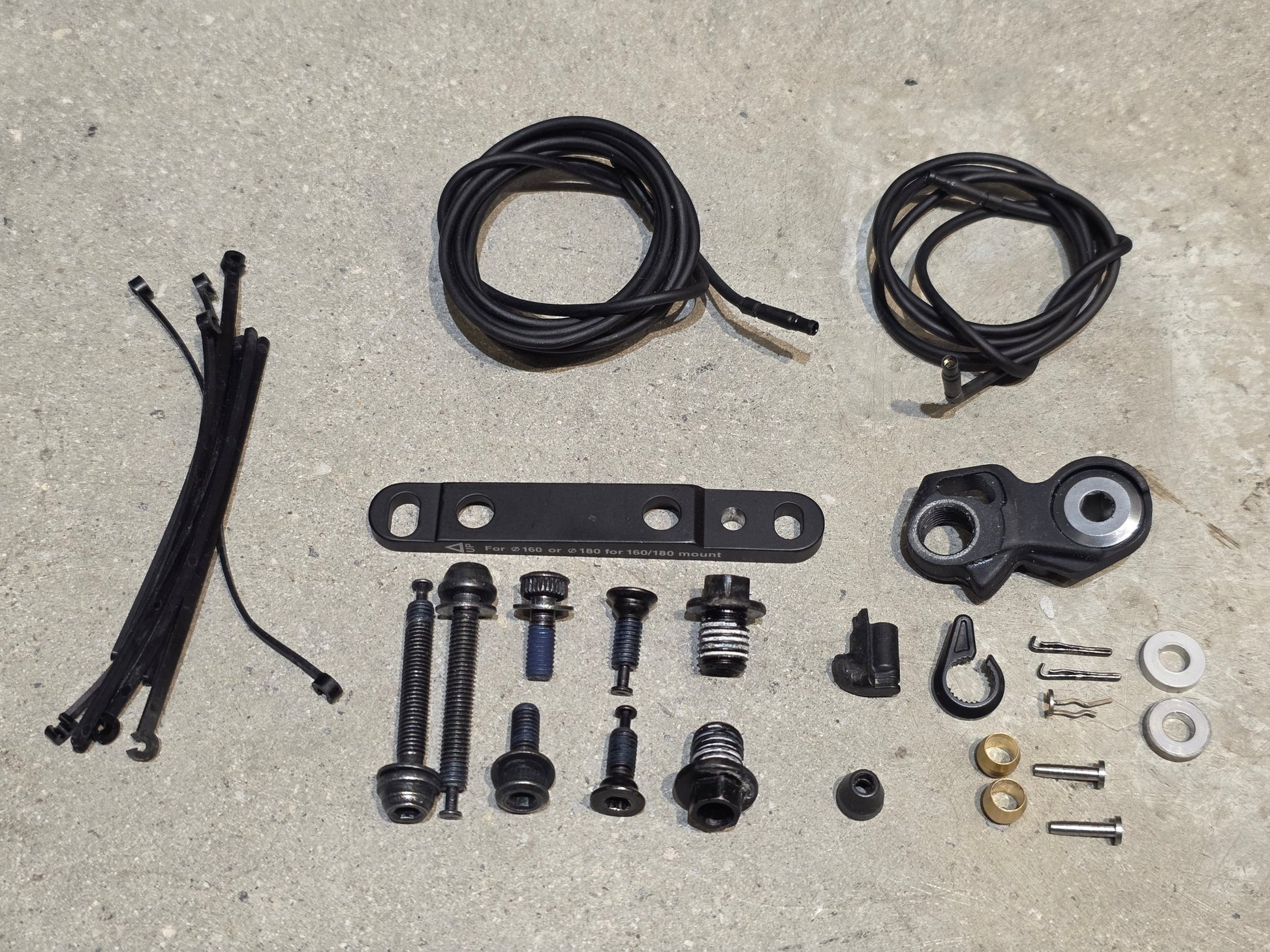 Schaltgruppen von Shimano, SHIMANO DURA ACE DI2 9270 SCHALTGRUPPE 2X12 FACH vor USEDBIKES - OB.DE Hintergrund