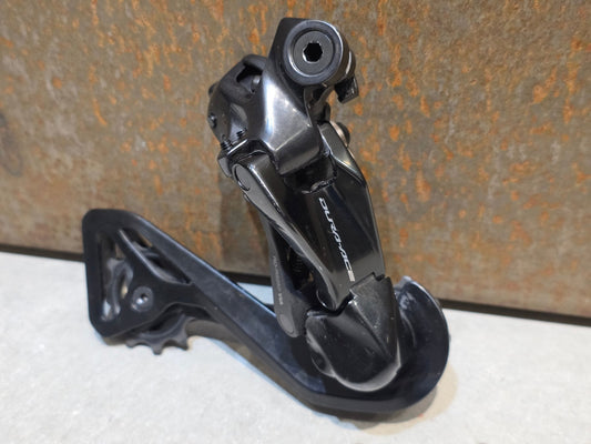 Schaltgruppen von Shimano, SHIMANO DURA ACE DI2 9270 SCHALTGRUPPE 2X12 FACH vor USEDBIKES - OB.DE Hintergrund