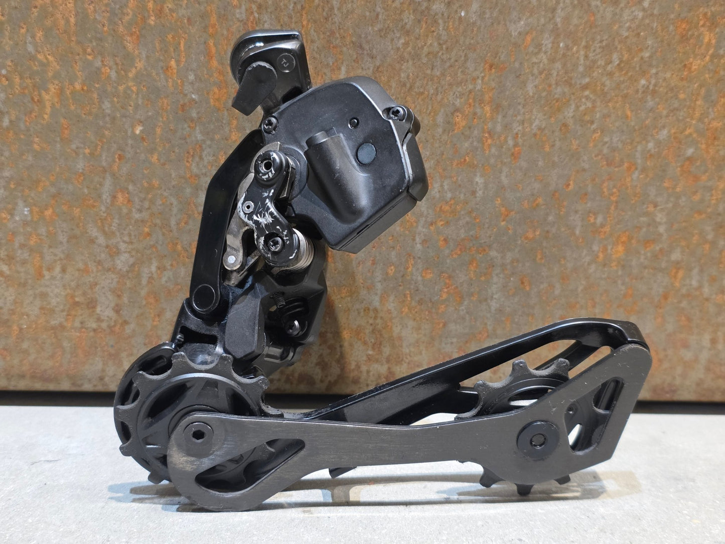 Schaltgruppen von Shimano, SHIMANO DURA ACE DI2 9270 SCHALTGRUPPE 2X12 FACH vor USEDBIKES - OB.DE Hintergrund