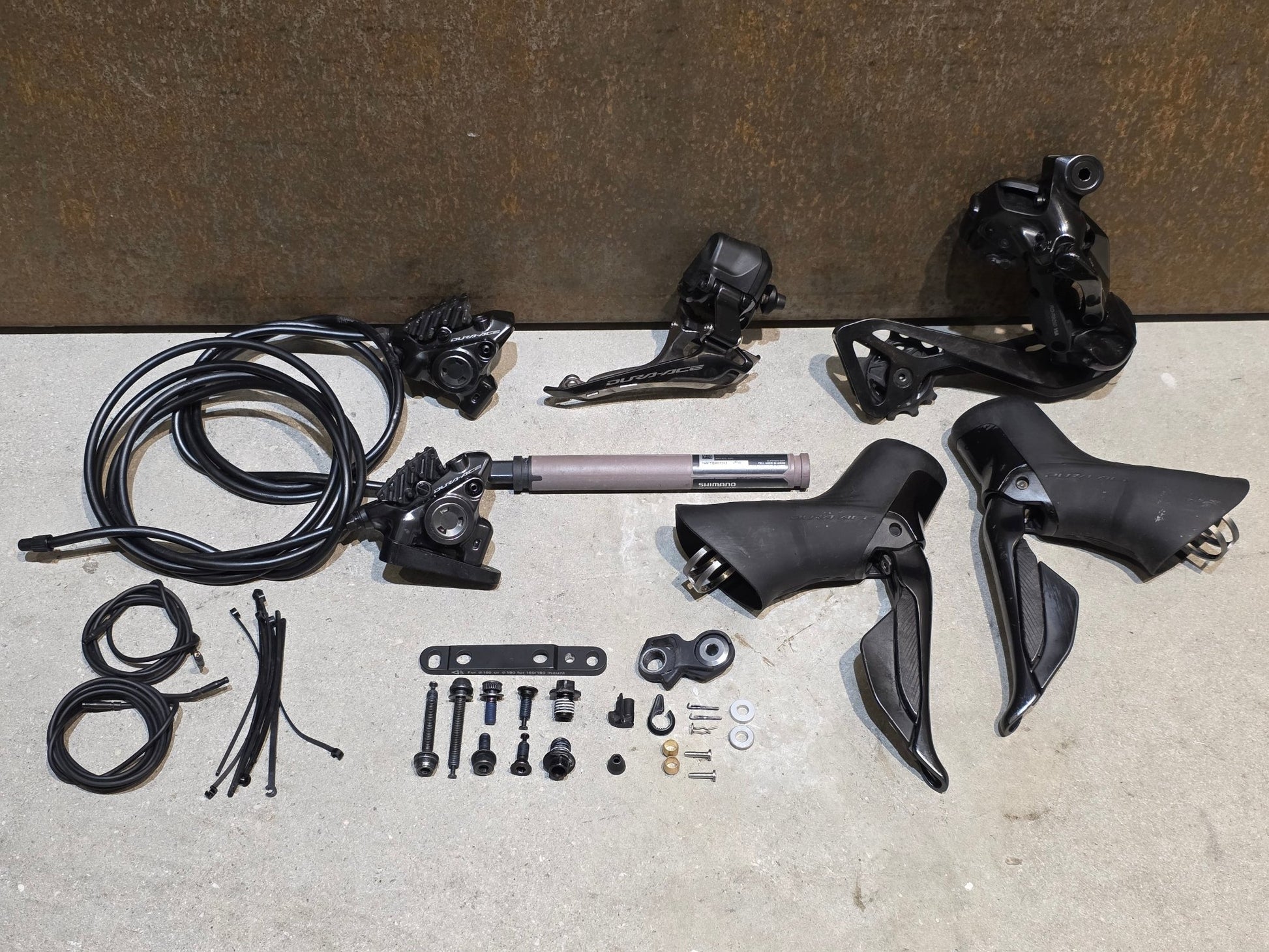 Schaltgruppen von Shimano, SHIMANO DURA ACE DI2 9270 SCHALTGRUPPE 2X12 FACH vor USEDBIKES - OB.DE Hintergrund