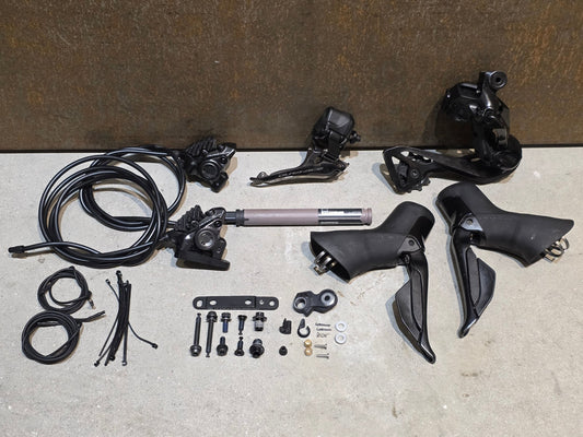 Schaltgruppen von Shimano, SHIMANO DURA ACE DI2 9270 SCHALTGRUPPE 2X12 FACH vor USEDBIKES - OB.DE Hintergrund