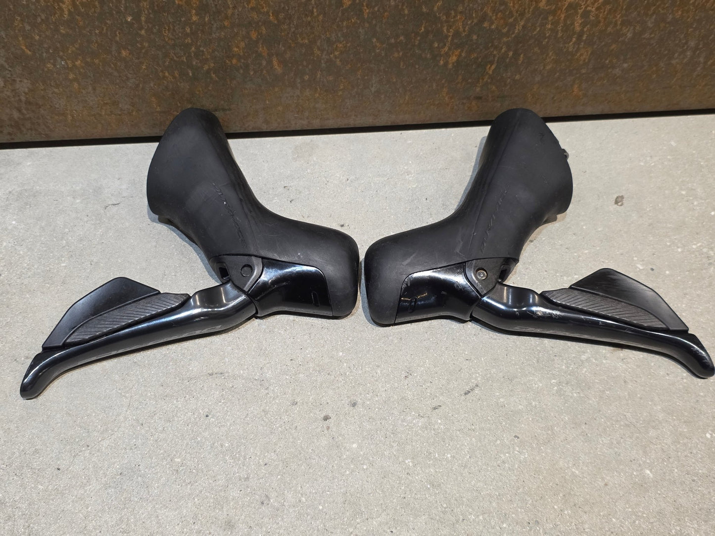Schaltgruppen von Shimano, SHIMANO DURA ACE DI2 9270 SCHALTGRUPPE 2X12 FACH vor USEDBIKES - OB.DE Hintergrund