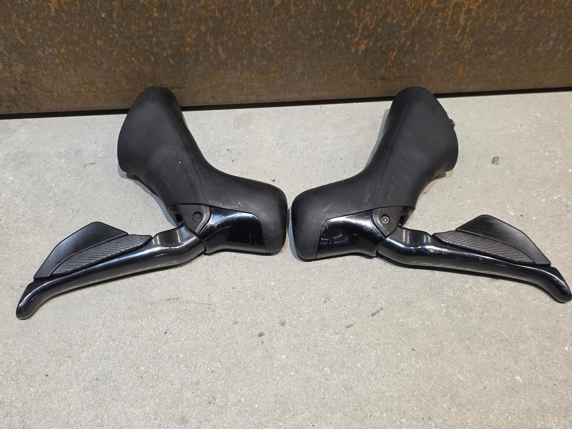 Schaltgruppen von Shimano, SHIMANO DURA ACE DI2 9270 SCHALTGRUPPE 2X12 FACH vor USEDBIKES - OB.DE Hintergrund