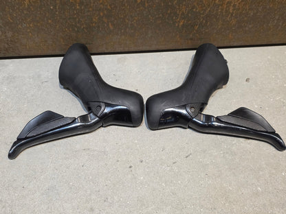 Schaltgruppen von Shimano, SHIMANO DURA ACE DI2 9270 SCHALTGRUPPE 2X12 FACH vor USEDBIKES - OB.DE Hintergrund