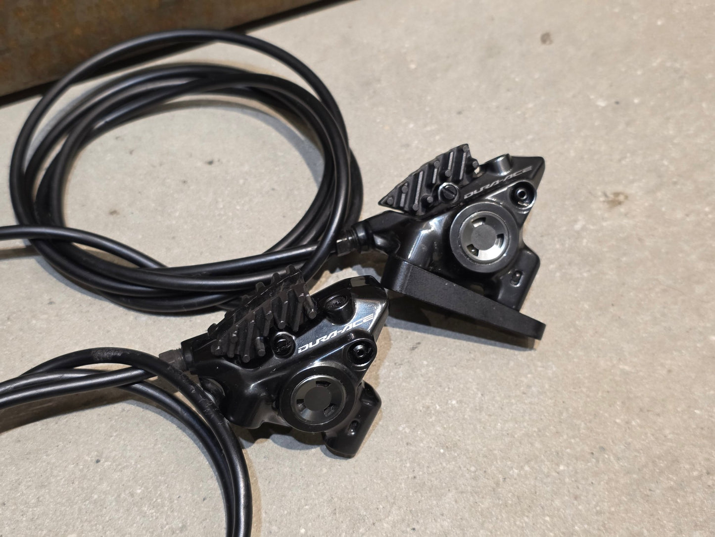 Schaltgruppen von Shimano, SHIMANO DURA ACE DI2 9270 SCHALTGRUPPE 2X12 FACH vor USEDBIKES - OB.DE Hintergrund
