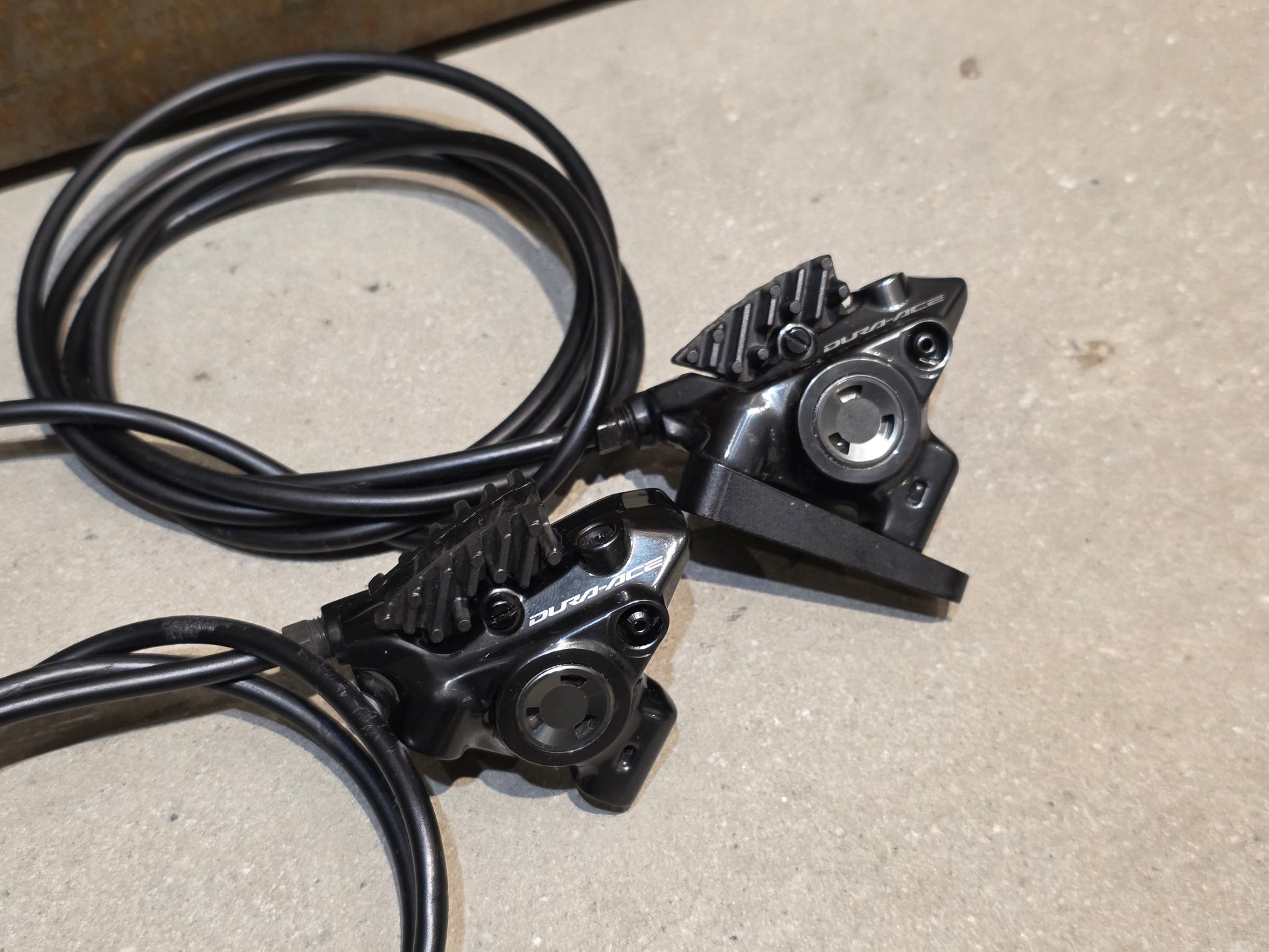 Schaltgruppen von Shimano, SHIMANO DURA ACE DI2 9270 SCHALTGRUPPE 2X12 FACH vor USEDBIKES - OB.DE Hintergrund