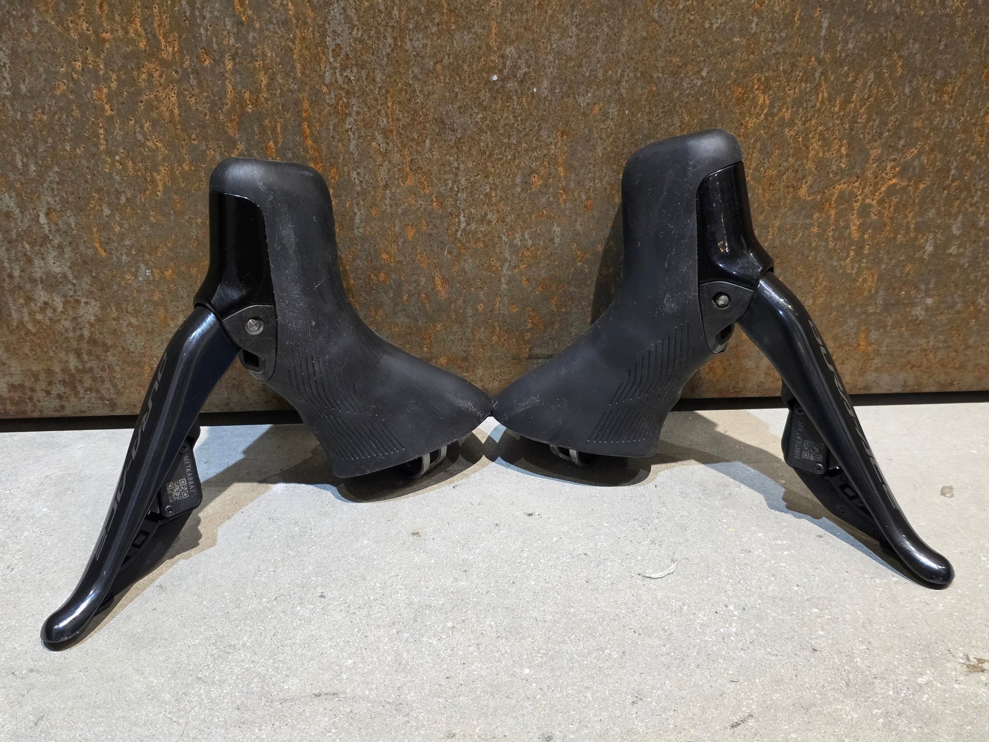 Schaltgruppen von Shimano, SHIMANO DURA ACE DI2 9270 SCHALTGRUPPE 2X12 FACH vor USEDBIKES - OB.DE Hintergrund