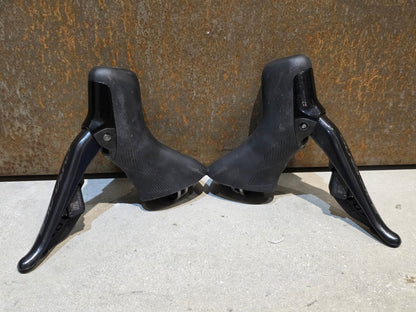 Schaltgruppen von Shimano, SHIMANO DURA ACE DI2 9270 SCHALTGRUPPE 2X12 FACH vor USEDBIKES - OB.DE Hintergrund