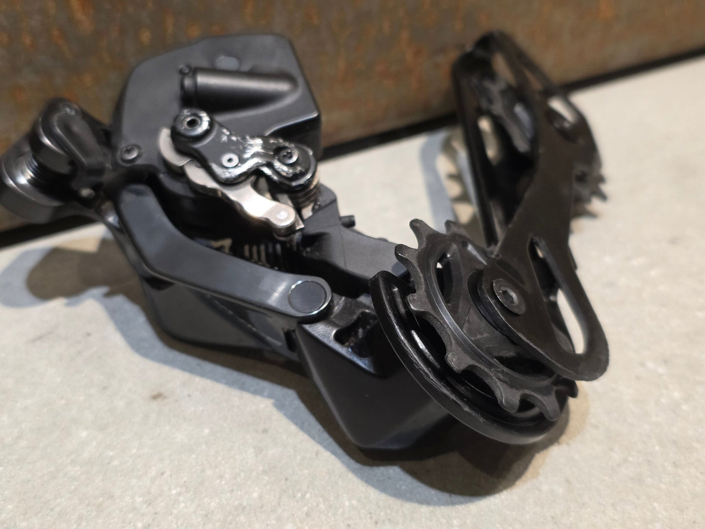 Schaltgruppen von Shimano, SHIMANO DURA ACE DI2 9270 SCHALTGRUPPE 2X12 FACH vor USEDBIKES - OB.DE Hintergrund