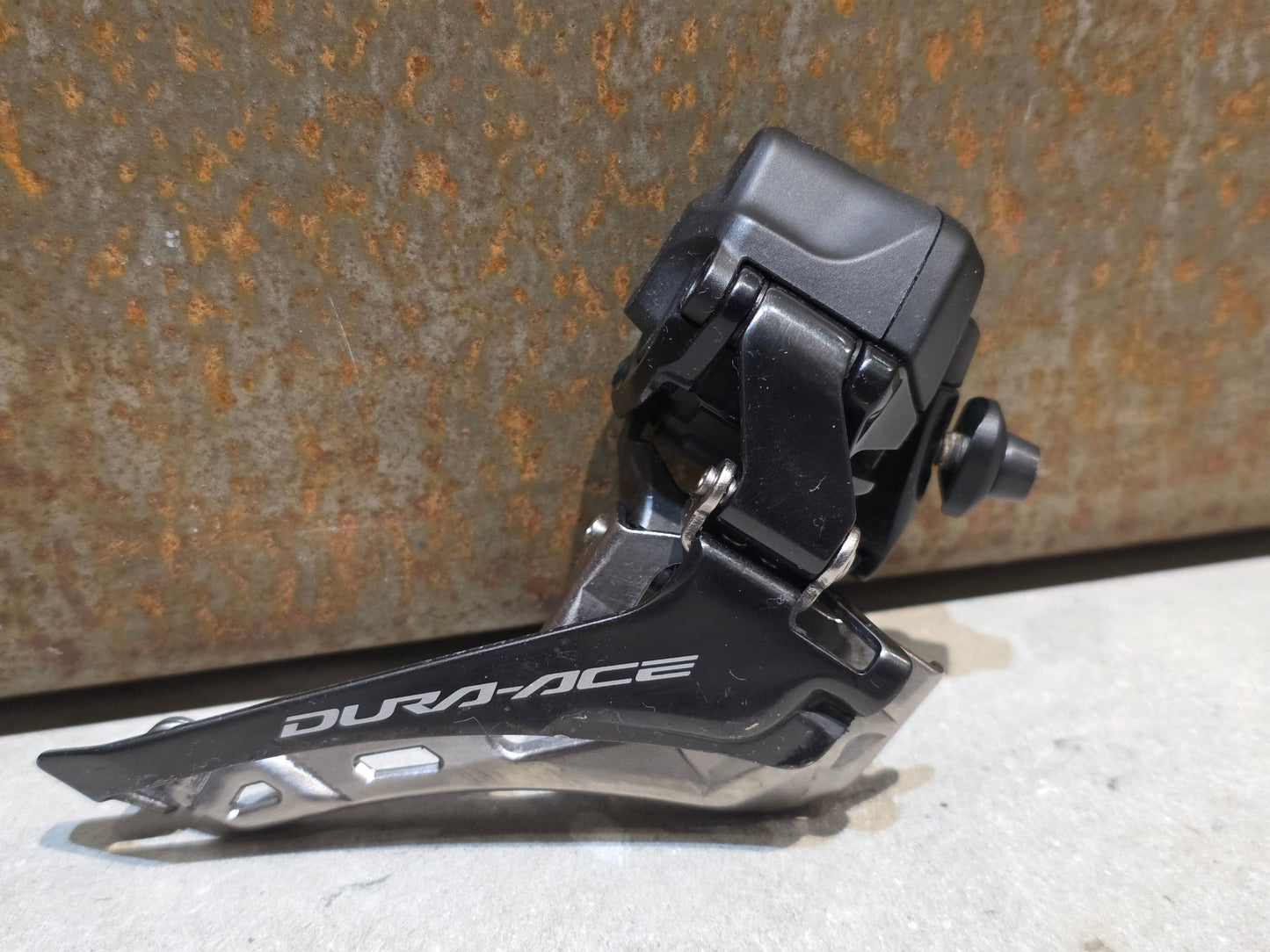 Schaltgruppen von Shimano, SHIMANO DURA ACE DI2 9270 SCHALTGRUPPE 2X12 FACH vor USEDBIKES - OB.DE Hintergrund