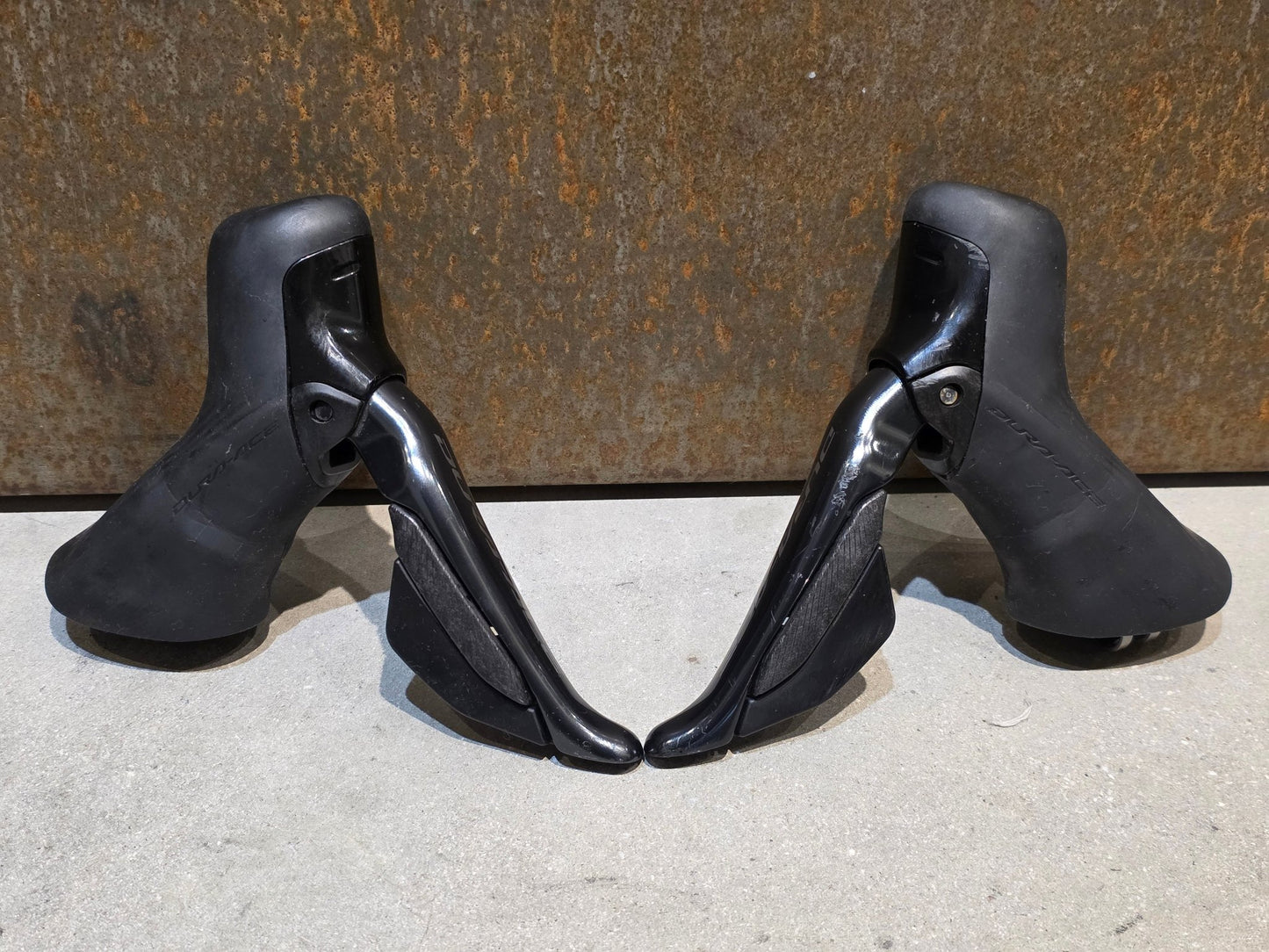 Schaltgruppen von Shimano, SHIMANO DURA ACE DI2 9270 SCHALTGRUPPE 2X12 FACH vor USEDBIKES - OB.DE Hintergrund