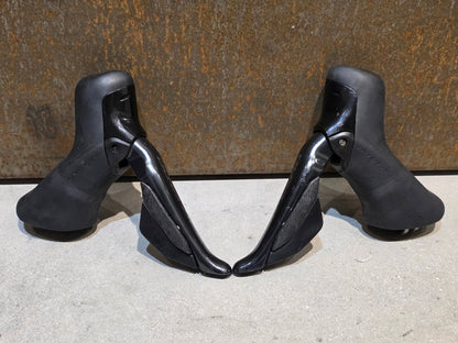Schaltgruppen von Shimano, SHIMANO DURA ACE DI2 9270 SCHALTGRUPPE 2X12 FACH vor USEDBIKES - OB.DE Hintergrund