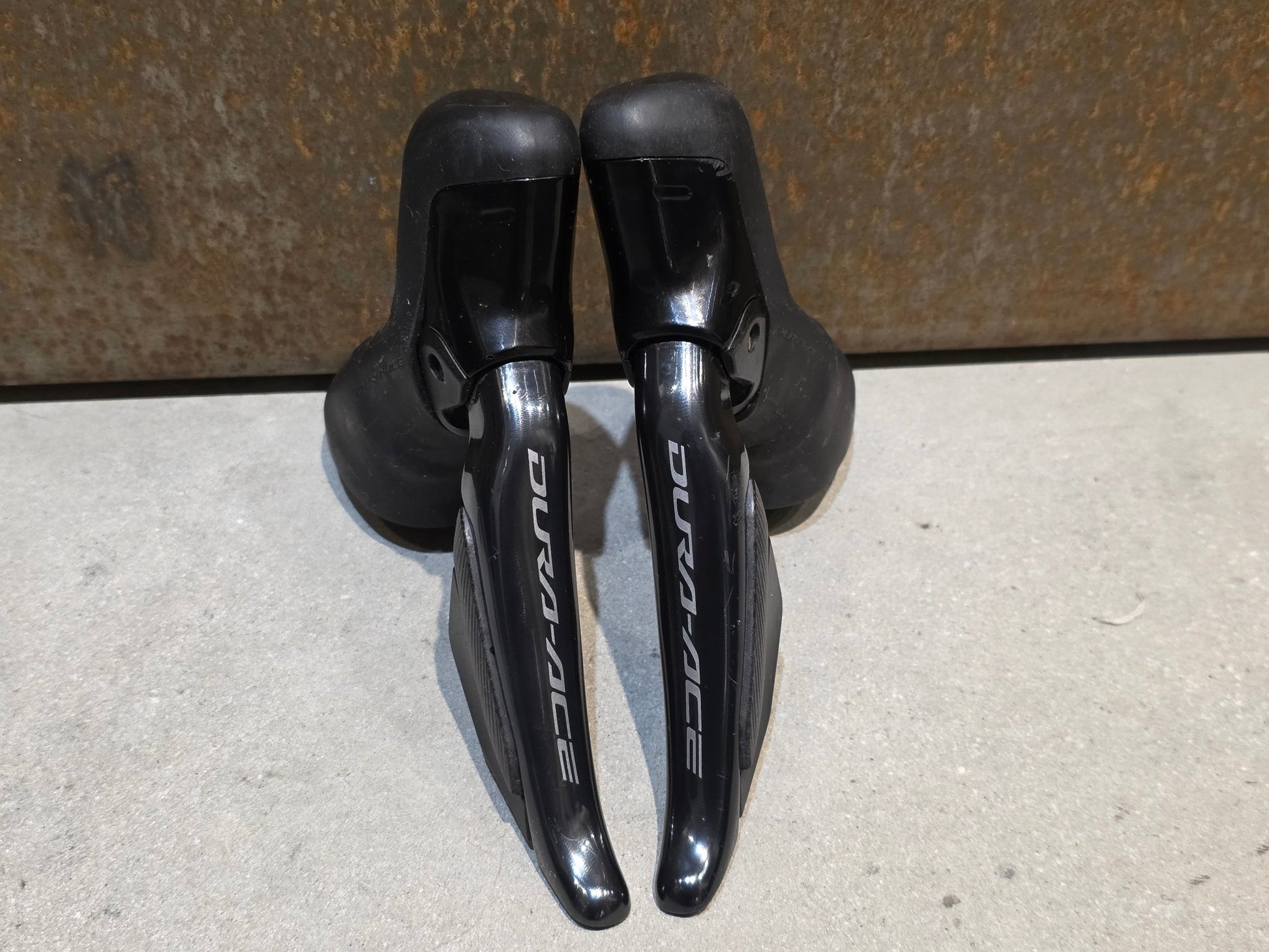Schaltgruppen von Shimano, SHIMANO DURA ACE DI2 9270 SCHALTGRUPPE 2X12 FACH vor USEDBIKES - OB.DE Hintergrund